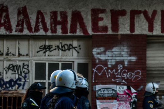 Στο πλευρό του Ινδαρέ εκατοντάδες άνθρωποι των Γραμμάτων και των Τεχνών