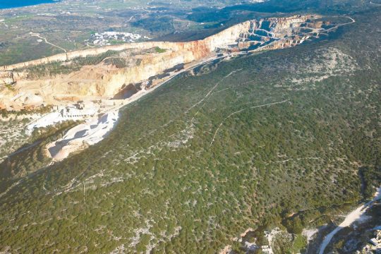 «Εκρηκτικές» αλήθειες και «πυροτεχνήματα» για τα αρχαία λατομεία της Πάρου