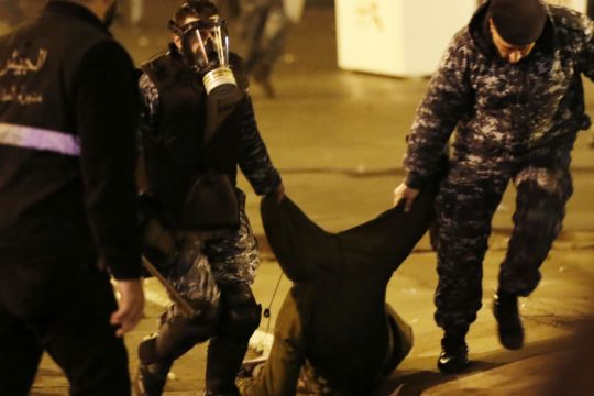 Κλεφτοπόλεμος διαδηλωτών – αστυνομίας στην εύφλεκτη Βηρυτό