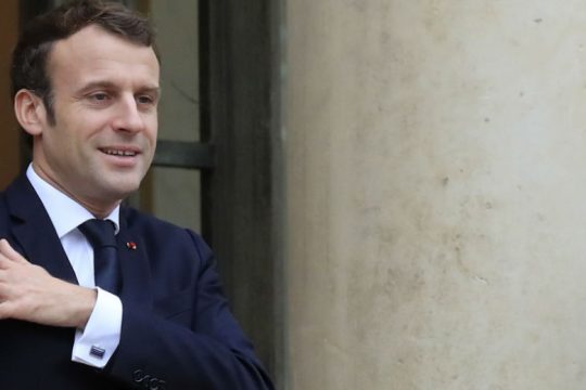 Έκκληση Μακρόν στους απεργούς να μην… καταστρέψουν τα Χριστούγεννα