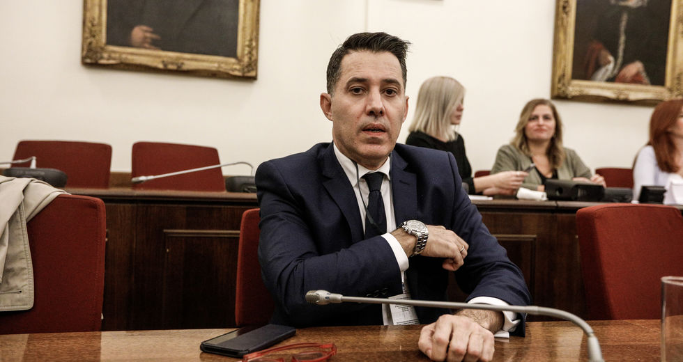 Στα μαχαίρια για τον Μανιαδάκη