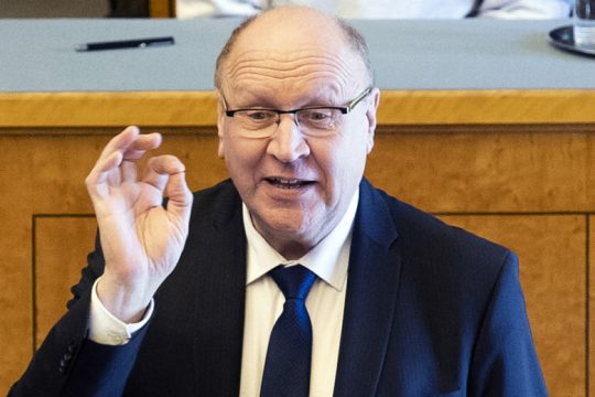 Επιβίωσε πρότασης μομφής ο σεξιστής υπουργός Εσωτερικών της Εσθονίας