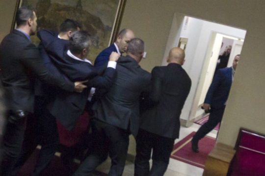 Επεισόδια και συλλήψεις 18 βουλευτών στο κοινοβούλιο του Μαυροβουνίου