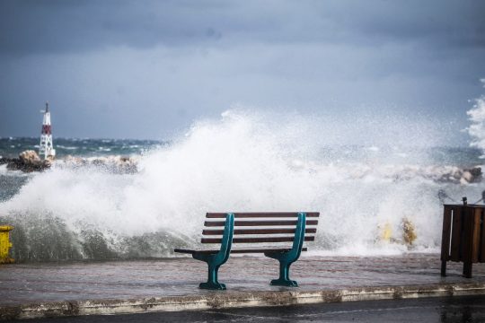 Δεμένα τα πλοία στα λιμάνια λόγω των ανέμων