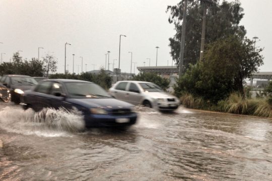 Σοβαρά προβλήματα από την κακοκαιρία σε Άρτα και Πάτρα