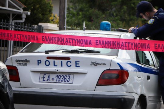 Ελεύθεροι οι κατηγορούμενοι για βομβιστικές επιθέσεις σε γραφεία της ΧΑ