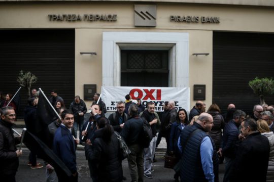 Σε απεργιακό και πολιτικό κλοιό η Πειραιώς