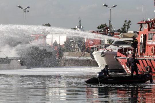 Πυρκαγιά σε σκάφος στη μαρίνα Αλίμου