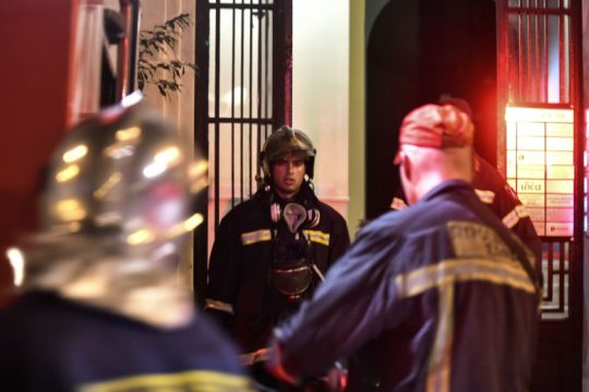 Υπό μερικό έλεγχο η φωτιά σε κτίριο της Ερμού
