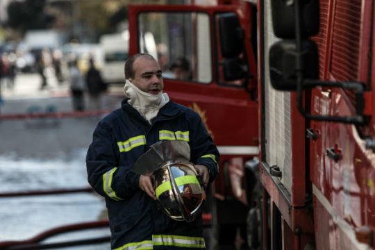 Απεγκλώβισαν ανηλίκους από φλεγόμενο διαμέρισμα στη Θεσσαλονίκη