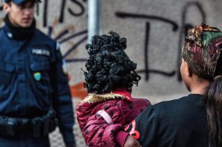 Aπό τον δρόμο της προσφυγιάς στους δρόμους της Αθήνας