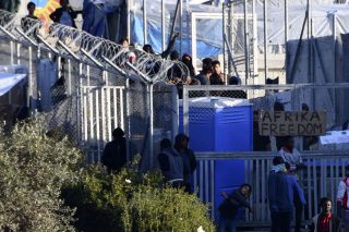 Βαθύ… ρήγμα στο νησί με τους πρόσφυγες