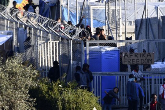 Βαθύ… ρήγμα στο νησί με τους πρόσφυγες