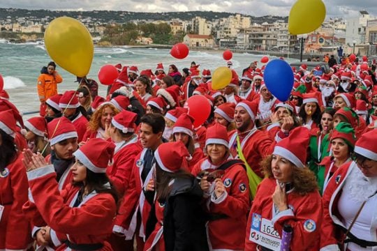 Χανιά: Χιλιάδες Άγιοι Βασίληδες κατέκλυσαν την πόλη για το 9ο Santa Run