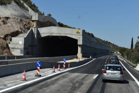 Σύγκρουση με φόντο την ελαττωματική σήραγγα