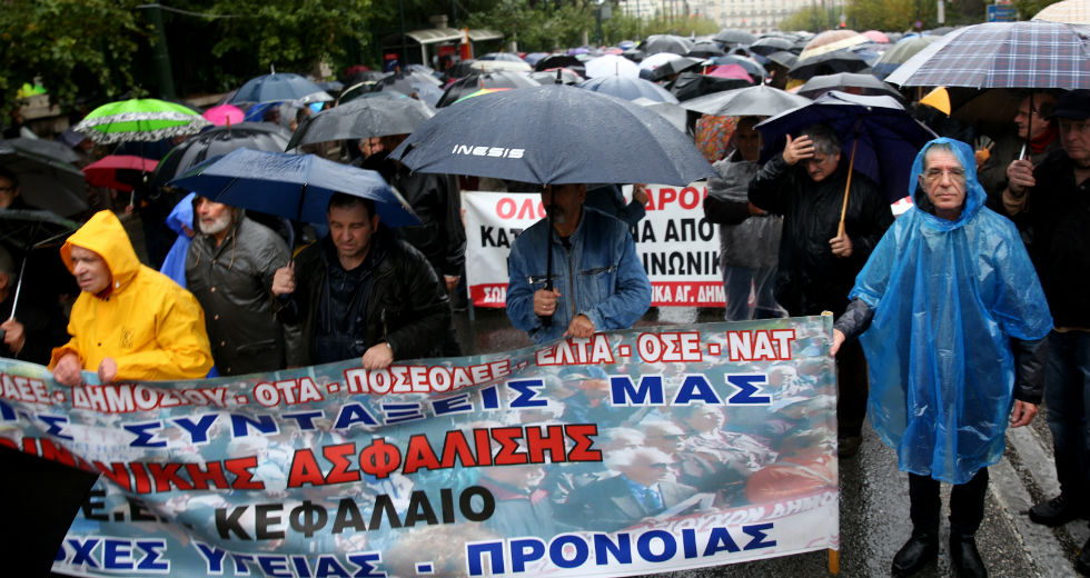 Υπό βροχή, αλλά με παλμό, διαδήλωσαν οι συνταξιούχοι