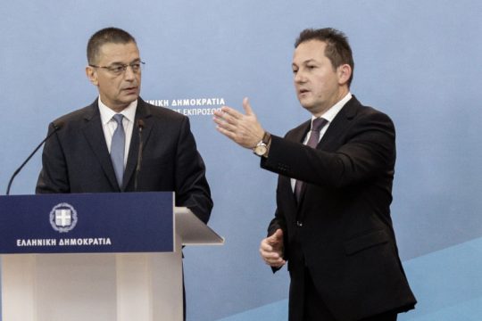 Οι πανικόβλητοι υπερασπιστές της… αριστείας