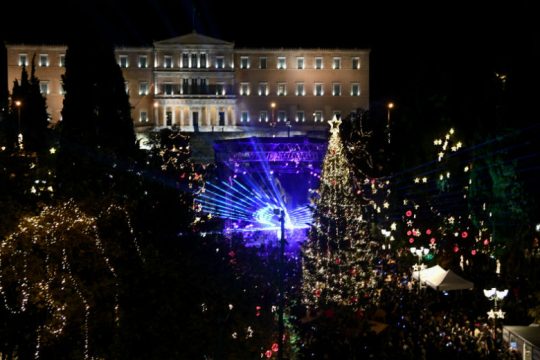 Φωταγωγήθηκε το χριστουγεννιάτικο δέντρο στην πλατεία Συντάγματος
