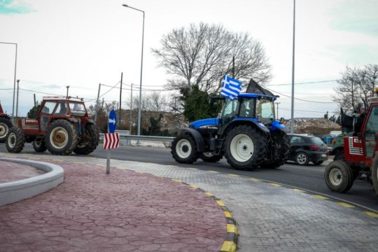 Προειδοποιητικά μπλόκα αγροτών σε Λάρισα και Καρδίτσα