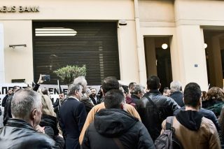 Εντονες πιέσεις για ανάκληση των 24 απολύσεων