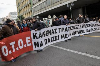 «Φρένο» στις απολύσεις της Πειραιώς