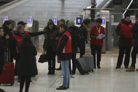 Χάος στις μετακινήσεις για δεύτερη μέρα στη Γαλλία