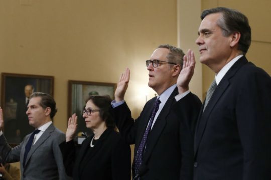 Οι ενέργειες Τραμπ δικαιολογούν την παραπομπή του κατέθεσαν συνταγματολόγοι