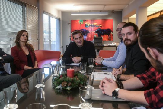 Αλ. Τσίπρας: Επικοινωνιακό σόου με τους νέους επιστήμονες