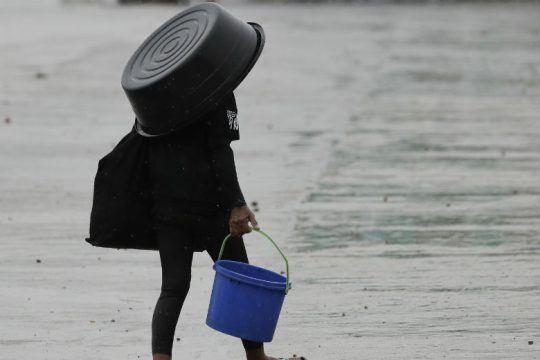 Ο τυφώνας Φανφόν άφησε πάνω από 20 νεκρούς στις Φιλιππίνες