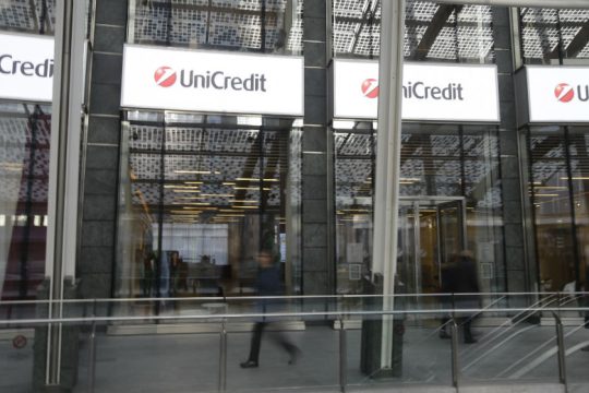Οργή των συνδικάτων για τις χιλιάδες απολύσεις στην Unicredit
