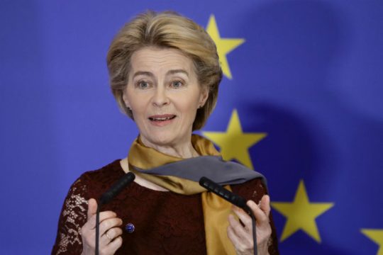 Ανησυχεί η πρόεδρος της Κομισιόν για την εμπορική συμφωνία με τη Βρετανία