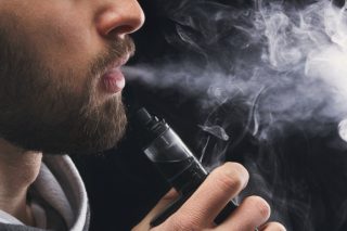 Έρευνα κατέγραψε σχέση ηλεκτρονικού τσιγάρου και κατάθλιψης