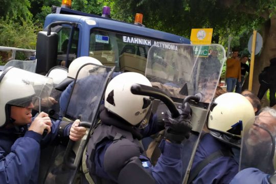 Επεισόδια στο Ηράκλειο κατά τη σύσκεψη για τις αποζημιώσεις των ελαιοπαραγωγών