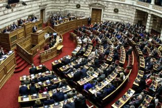 Ποδαρικό στη Βουλή με… κεραυνούς