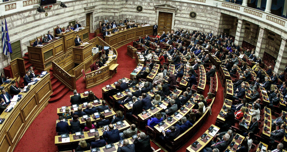 Ποδαρικό στη Βουλή με… κεραυνούς