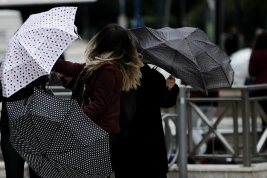 Βροχές, θυελλώδεις άνεμοι και πτώση της θερμοκρασίας
