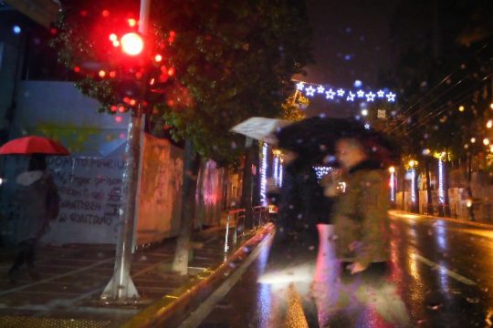 Μετά τα μεσάνυχτα θα εξασθενήσει η βροχόπτωση στην Αθήνα