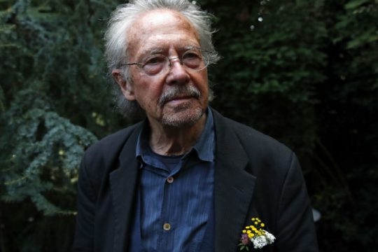 Οι ιστορίες του συνθέτουν την ποίηση του παρόντος