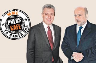 Στον καθρέφτη του κοιτιέται και από μόνος του… αγαπιέται!