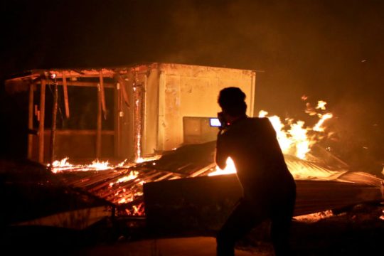 Δεκάδες κατεστραμμένα σπίτια από πυρκαγιά στο Βαλπαραΐσο της Χιλής