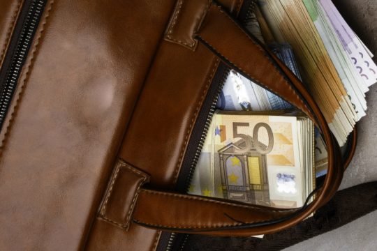 Γερμανός βρήκε 16.000 ευρώ και τα παρέδωσε στον ιδιοκτήτη του