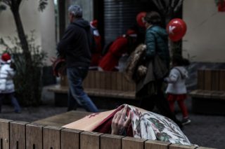 Περπατώντας στο κέντρο πρωινό Χριστουγέννων