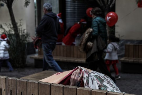 Περπατώντας στο κέντρο πρωινό Χριστουγέννων