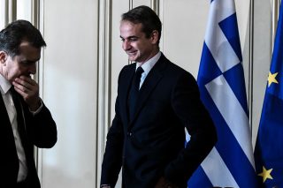To κόκκινο ακορντεόν παίζει δεξιά