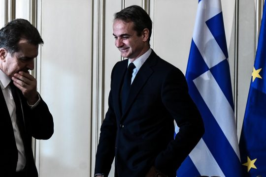 To κόκκινο ακορντεόν παίζει δεξιά