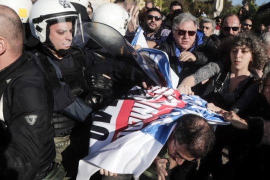 Ένταση και χημικά σε ημερίδα για τις ΣΔΙΤ στο Ζάππειο