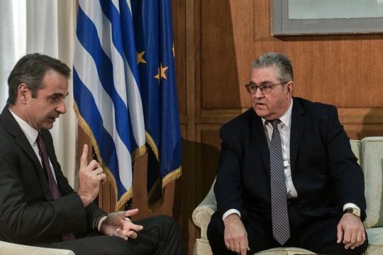 Ασυμφωνία ακόμα και στη… γραβάτα
