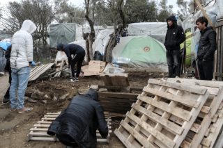 Πλάκωσαν τα ζόρια και η Δεξιά ανησυχεί