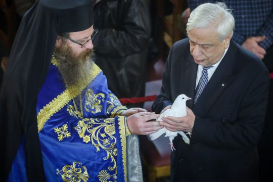 Θεοφάνια με το βλέμμα στον Παυλόπουλο