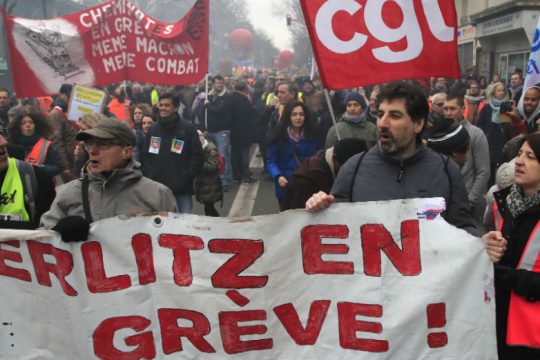 Διευρύνεται το απεργιακό μέτωπο κατά του συνταξιοδοτικού του Μακρόν